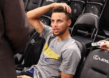Stephen Curry's injury during the game against the Raptors leaves a significant gap in the Warriors' lineup, impacting their season strategy.